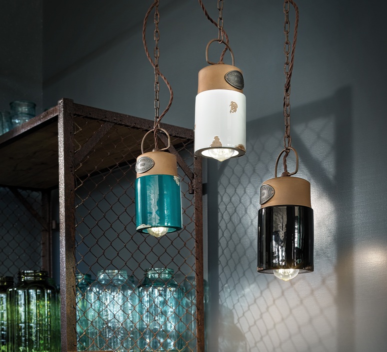 Installation de luminaires Ferroluce, mêlant artisanat traditionnel et design vintage pour une ambiance élégante et authentique, distribuée par Connectiled.