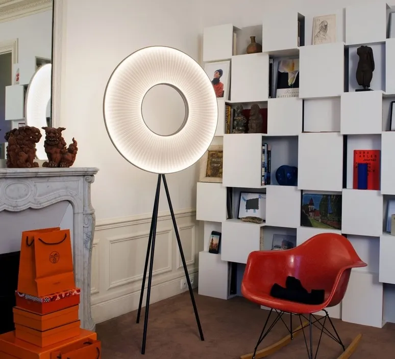 Installation de luminaires Dix Heures Dix, alliant design contemporain et qualité artisanale pour des espaces modernes et lumineux, distribuée par Connectiled.