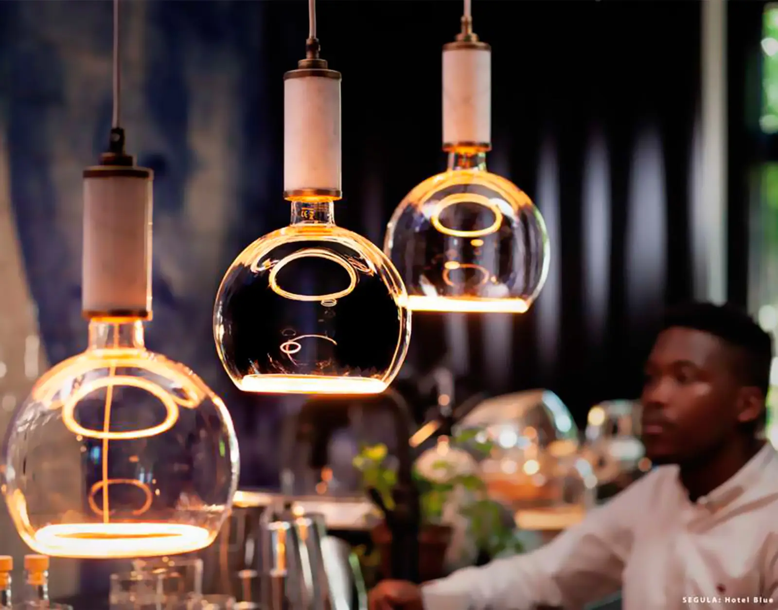 nstallation d’ampoules LED Segula dans un espace élégant, offrant un éclairage design et chaleureux, distribuée par Connectiled.